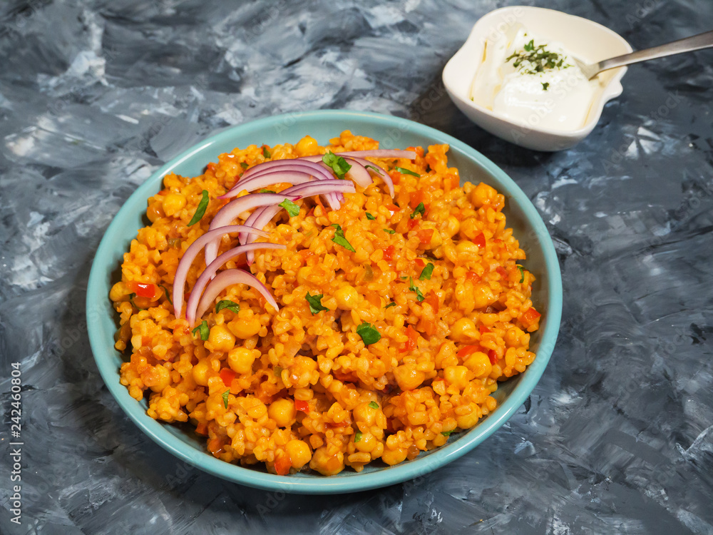 Turkish bulgur pilaf with chickpeas and tomatoes
Turkish bulgur pilaf with chickpeas and tomatoes