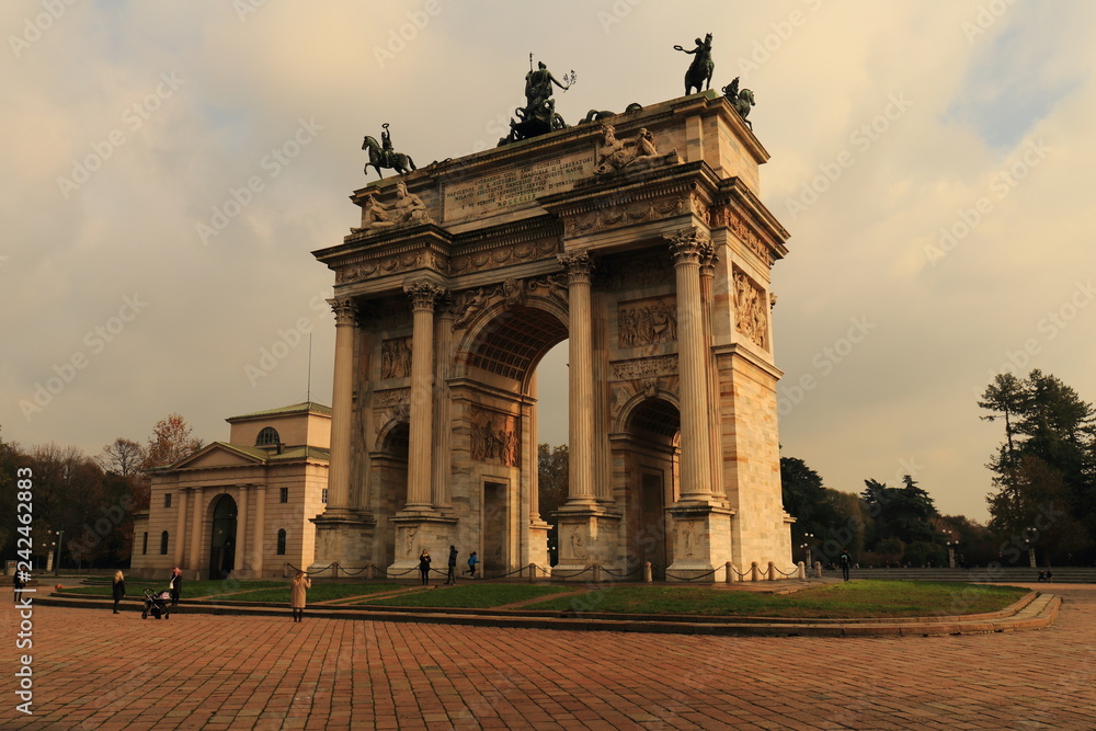 Arco della Pace a Milano con riflesso del sole