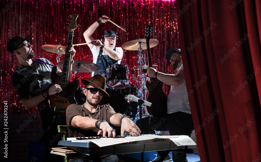 Foto Musical group plays jazz
