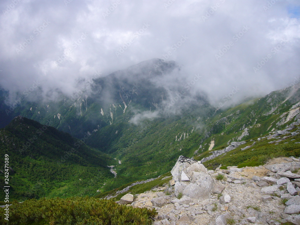山 山