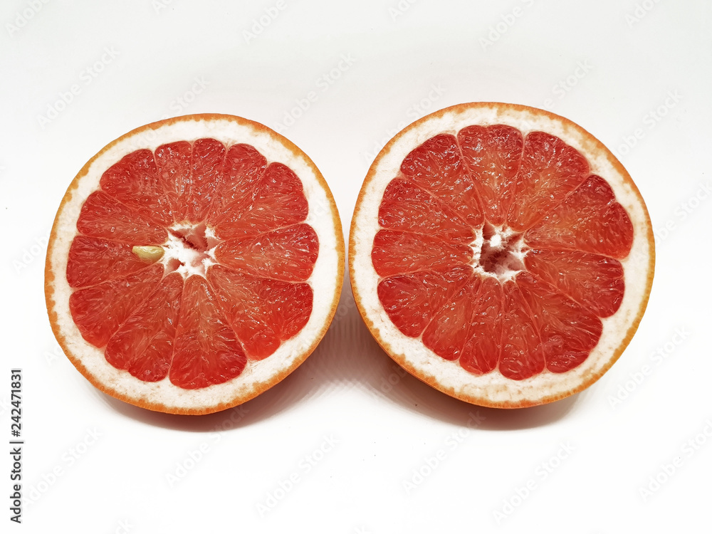 Grapefruit geschnitten freigestellt auf weißem Hintergrund Grapefruit geschnitten freigestellt auf weißem Hintergrund