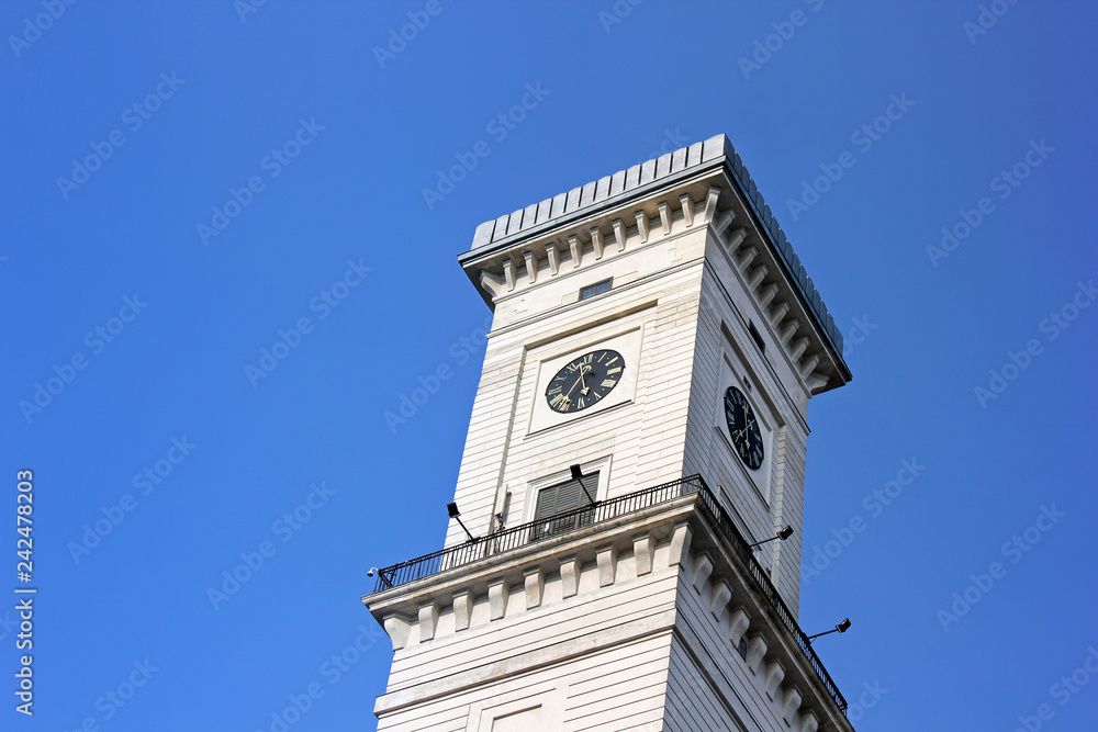 Fototapeta premium Building with a clock against the sky