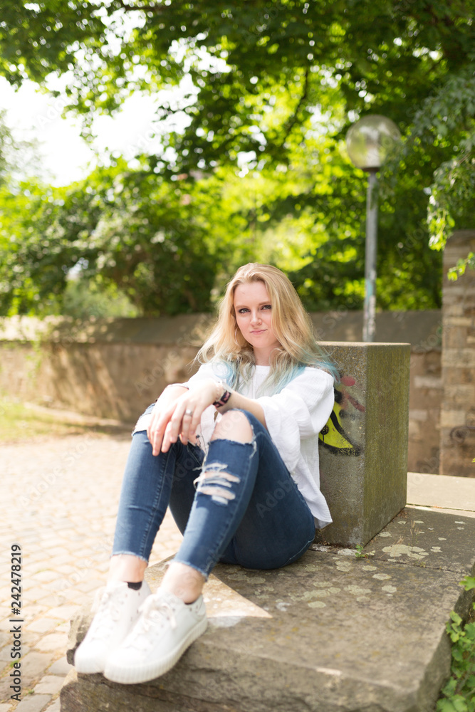 Obraz premium Porträt einer jungen blonden Frau