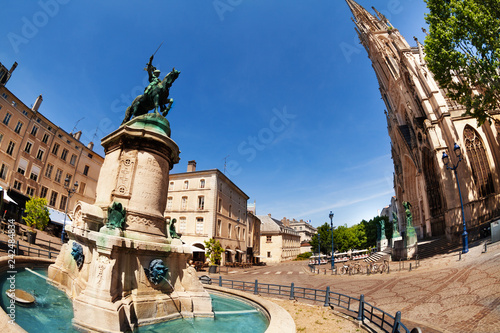 Foto Fountain near Basilique Saint-Epvre, town square, france