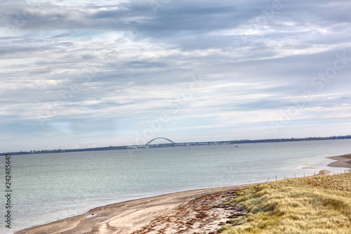 Meer mit Brücke 