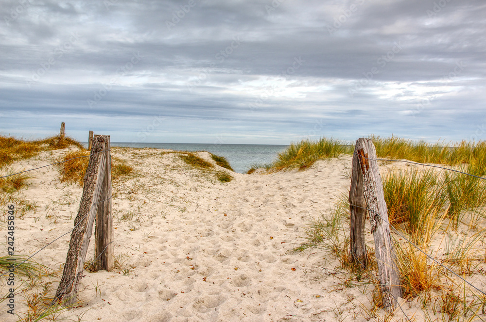 Strand mit Wegen