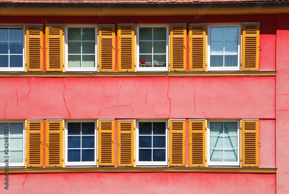 Rotes Wohnhaus, Fenster, Fensterfront Rotes Wohnhaus, Fenster, Fensterfront