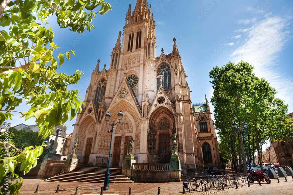 Obraz premium Bazylika Saint-Epvre wiosną w Nancy