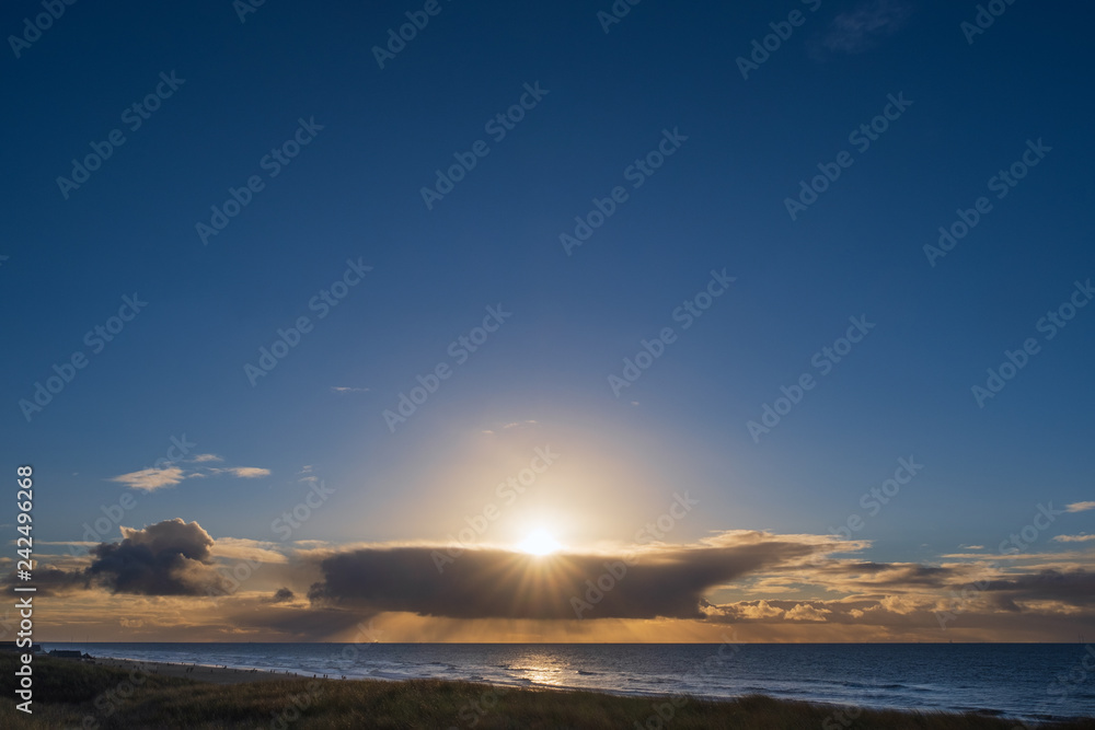 Sonne und Wolken über der niederlädischen Nordsee