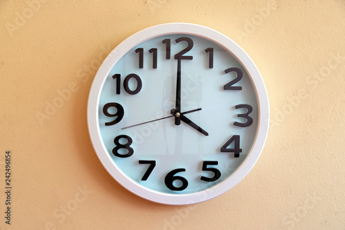 Analog wall clock at 4.00 am/pm