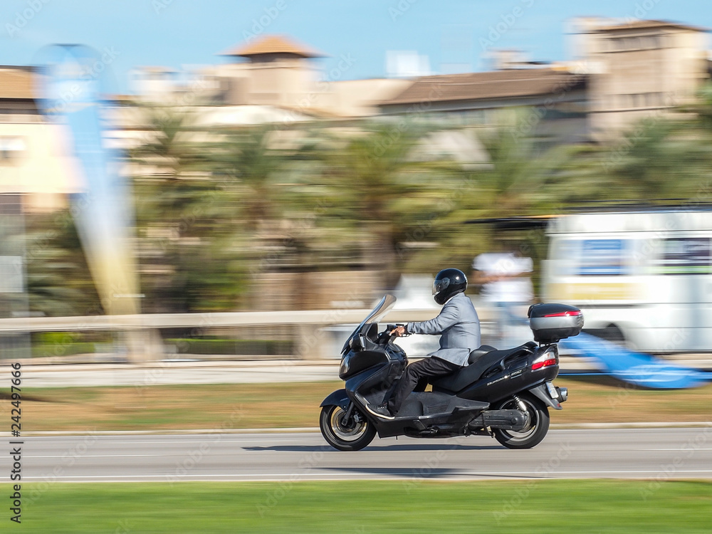 Ejecutivo circulando en motocicleta