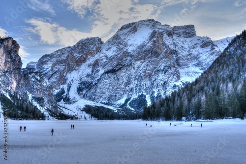 See, Pragser Wildsee, Zugefroren, Eisdecke, Pragser Tal, Südtirol, Pustertal, Italien, Wasserfall, Hotel, Hotel Pragser Wildsee, Winter, Schnee, Eis, See, zugefroren photo