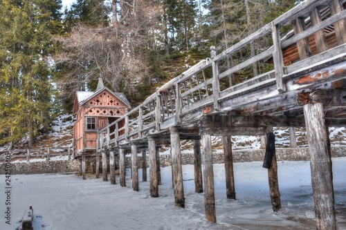 See, Pragser Wildsee, Zugefroren, Eisdecke, Pragser Tal, Südtirol, Pustertal, Italien, Wasserfall, Hotel, Hotel Pragser Wildsee, Winter, Schnee, Eis, Kai, Steg, Pier, Holzsteg photo