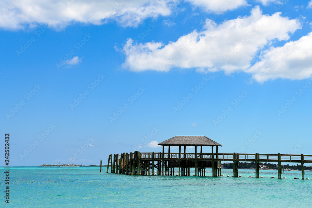 Obraz premium puste, rustykalne drewniane molo w turkusowym kolorze wody w Nassau Bahamas