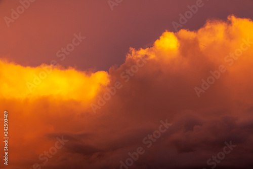 coucher de soleil dans les nuages 