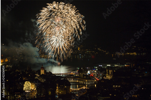 Feuerwerk, Silvester, Silvesterfeuerwerk, Emotion, Stimmung, Jahreswechsel, Schweiz, Farbe, Knaller, Tradition, See, Vierwaldstätter See, Wasser, Neujahrszauber, Luzern,