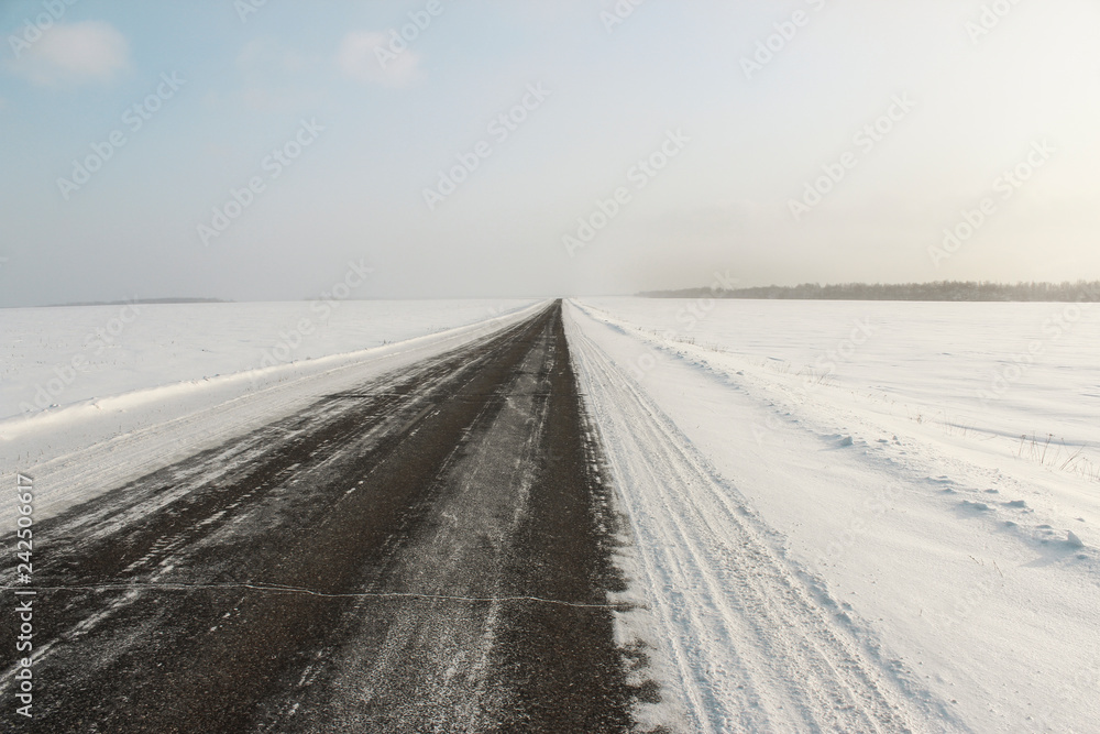 Naklejka premium Snowy road