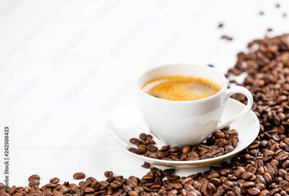 Fototapeta premium coffee cup with coffee beans on a white wooden background