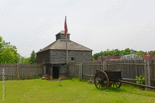 Φωτογραφία Fort Western is a former British colonial outpost on the Kennebec River in Augusta, Maine, USA