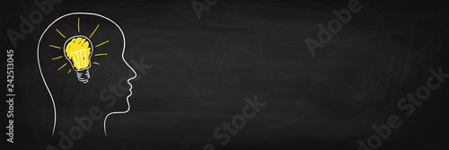 Gesicht Umriss mit Glühbirne - Nachdenken Tafel Kreide
