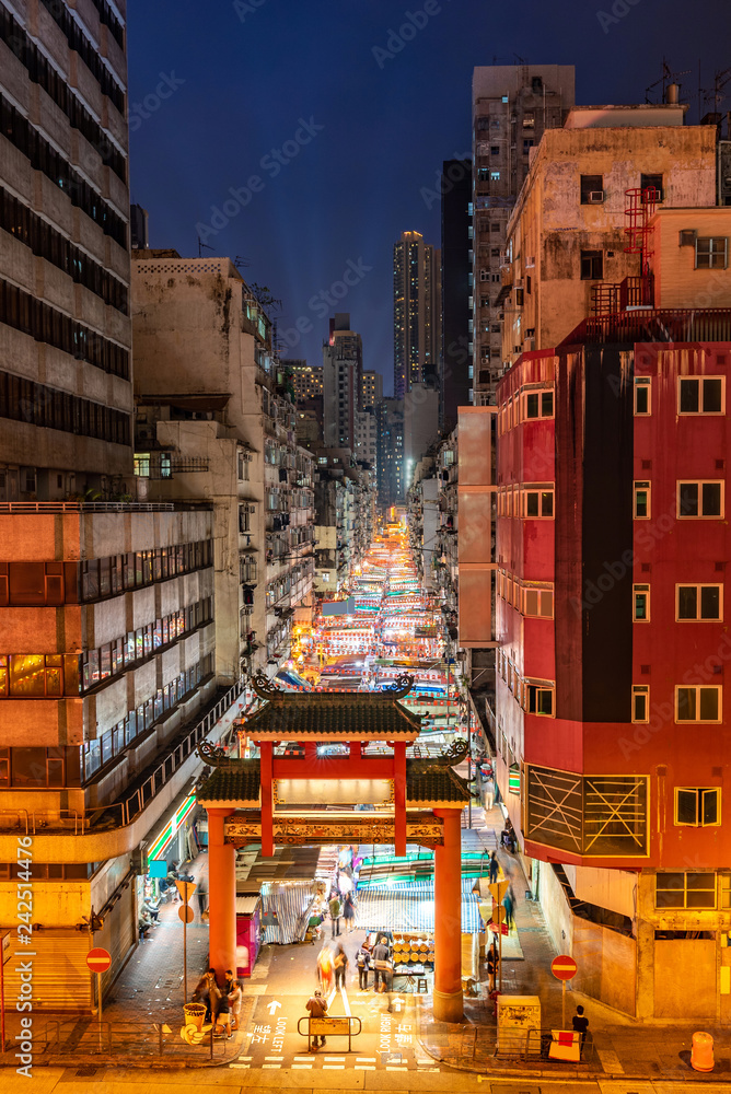 Obraz premium Nocny targ Temple Street w Hongkongu