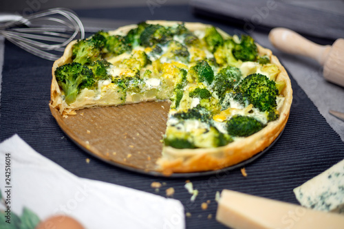 фотографія Tart with broccoli and baked cheese sauce