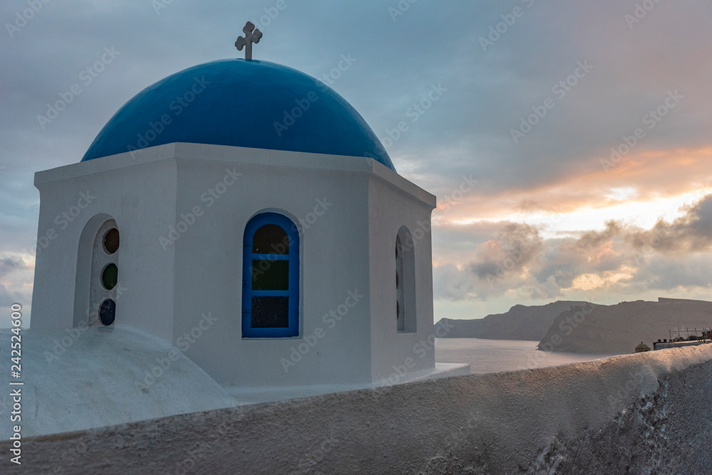 Caratteristica cupoletta blu al crepuscolo, isola di Santorini GR