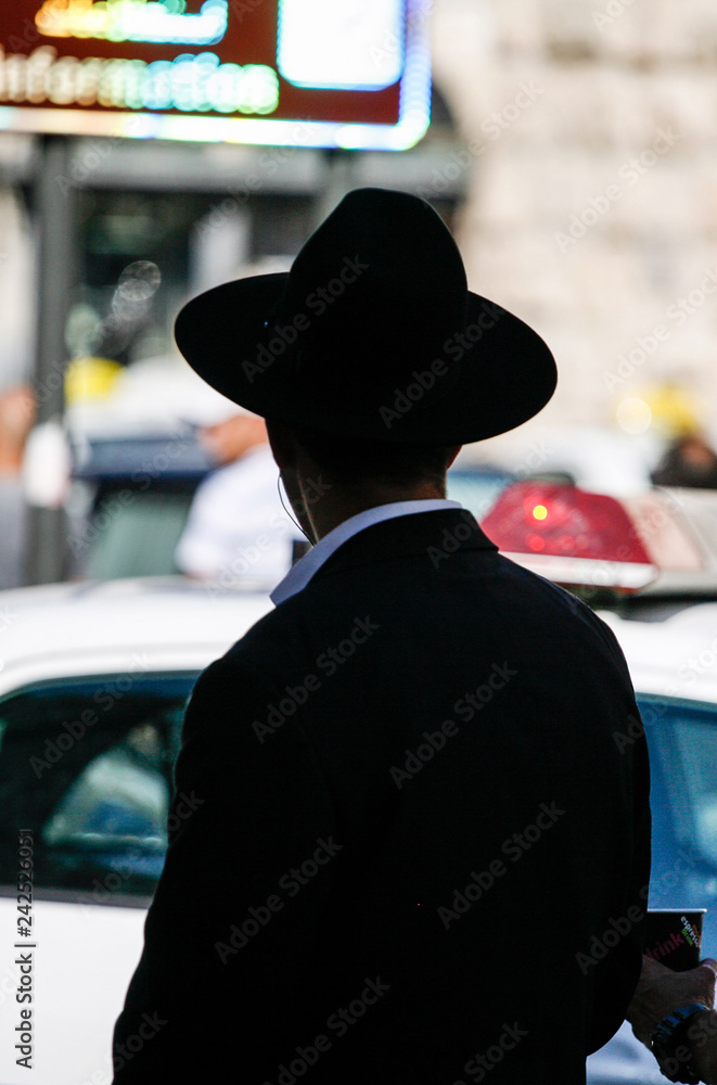 Jew lookin at police