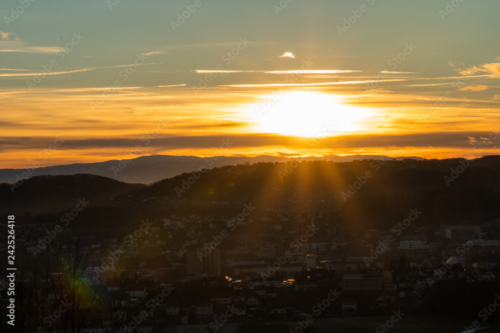 Obraz premium Sonnenuntergang mit Bergen