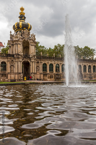 Dresden Zwinger Ansicht Park mit Kronentor und Springbrunnen