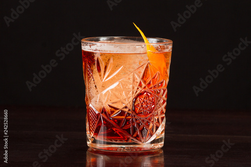 Foto Alcohol cocktail collection - Negroni Americano with orange
