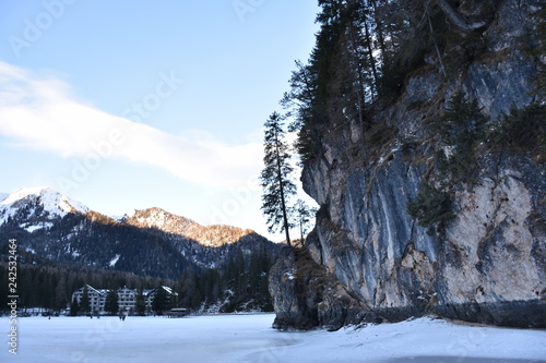 See, Pragser Wildsee, Zugefroren, Eisdecke, Pragser Tal, Südtirol, Pustertal, Italien, Wasserfall, Hotel, Hotel Pragser Wildsee, Winter, Schnee, Eis, See, zugefroren photo