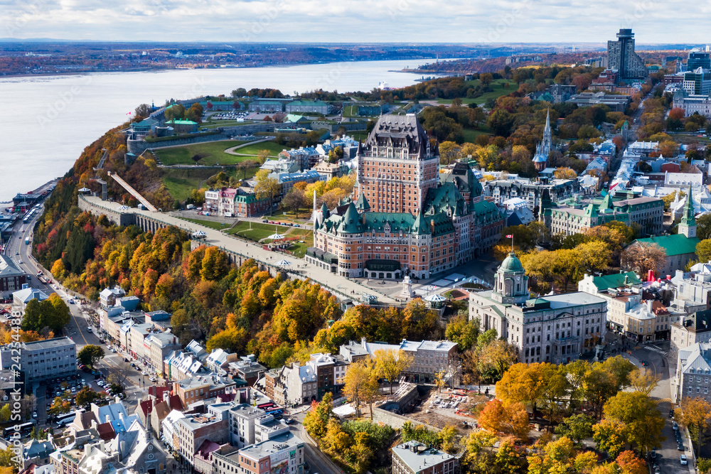 Fototapeta premium Widok z lotu ptaka miasta Quebec przedstawiający architektoniczny punkt orientacyjny Zamek Frontenac jesienią, Quebec, Kanada.