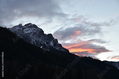 Italien, Südtirol, Tirol, Pragser Tal, Pragsertal, Dämmerung, Winter, Schnee, Abenddämmerung, Rot, Abendrot, Holz, Straße, Bergstraße, Alt Pragser Tal, Brückele, photo