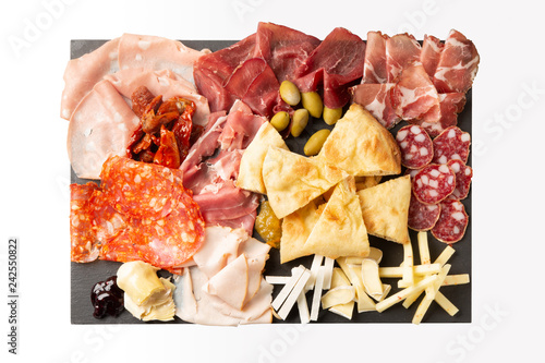 Antipasto italiano su tagliere nero visto dall'alto