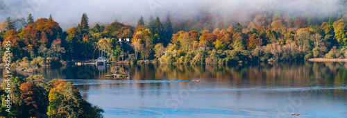 Tableau sur toile Panorama of cloud over Derwent Water lake, Lake District Cumbria with Autumn colours and clear water