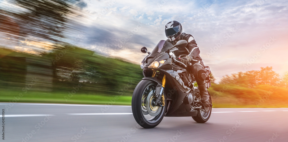Obraz premium motocykl na drodze. zabawy na pustej drodze podczas wycieczki motocyklowej / podróży