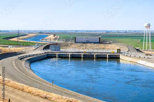 Tapet The Dos Amigos pumping plant pushes water up hill on the San Luis Canal, part