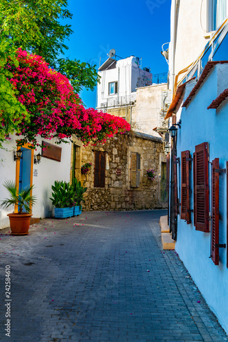 Foto narrow street in the old town of Kyrenia, Cyprus
