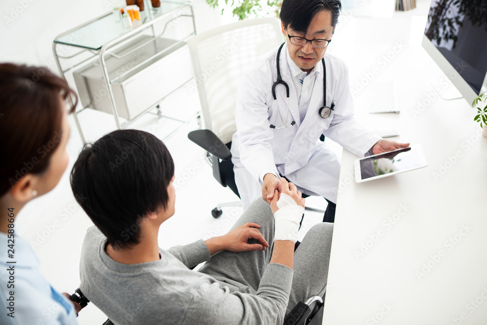 患部を触りながら回復の経過を見る主治医 患部を触りながら回復の経過を見る主治医