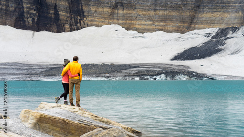 Foto Hiker enjoying the view of Glacier National Park