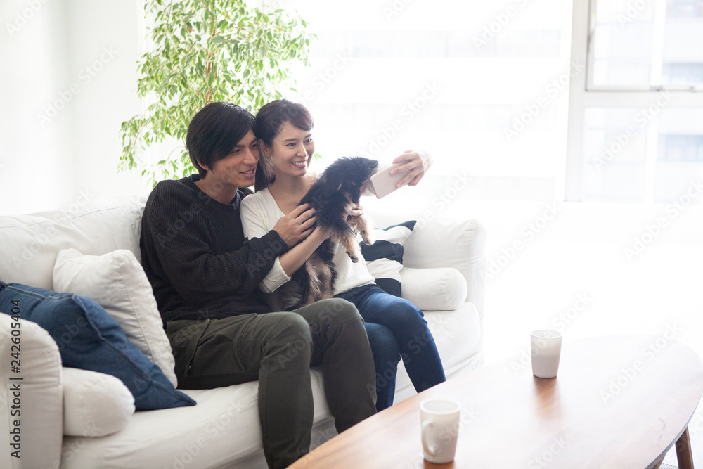 恋人は愛犬と一緒に記念撮影をしている 恋人は愛犬と一緒に記念撮影をしている