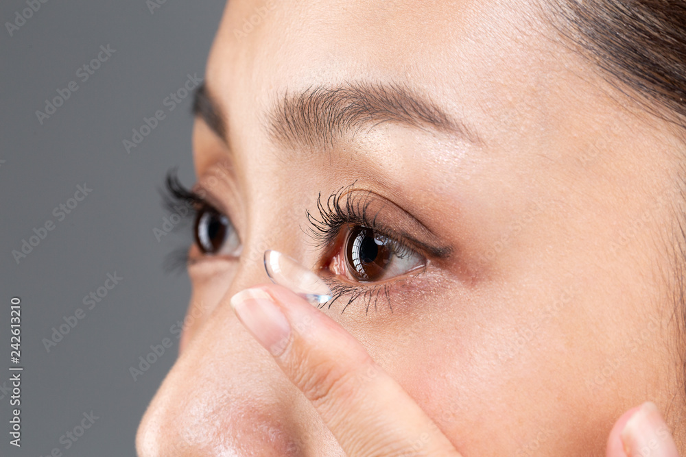 Fototapeta premium コンタクトレンズを装着する女性