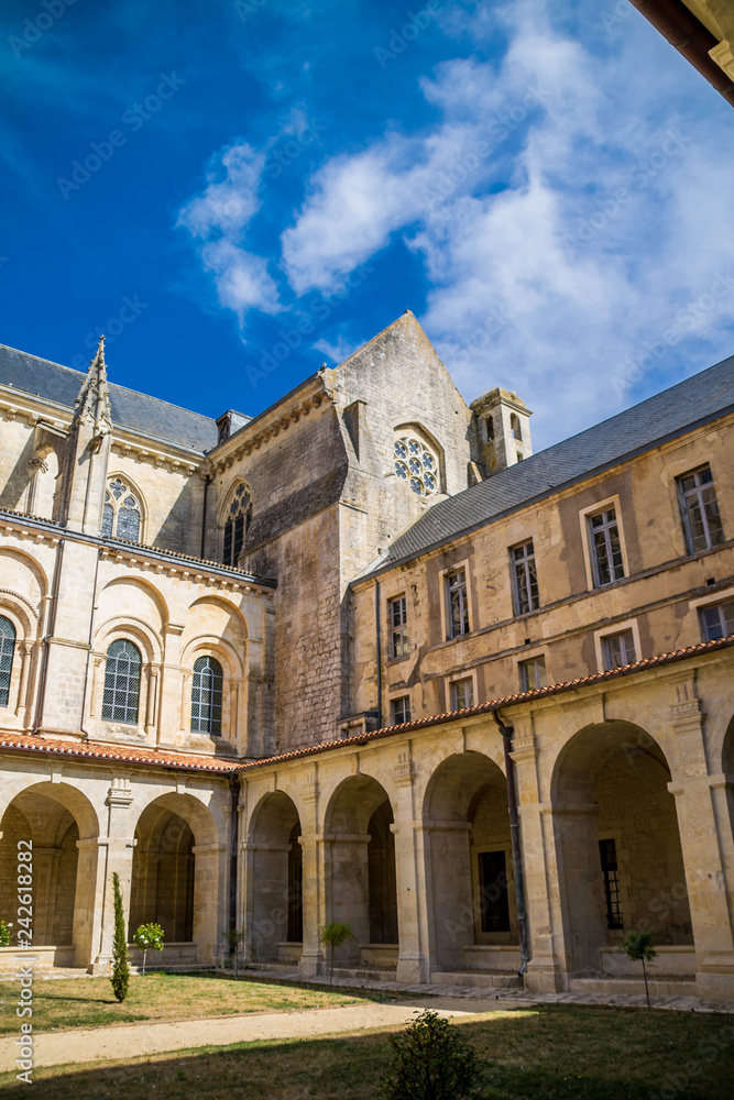 Cloître de l'abbatiale de St-Maixent-l'Ecole,Deux-Sèvre, Nouvelle-Aquitaine, France.