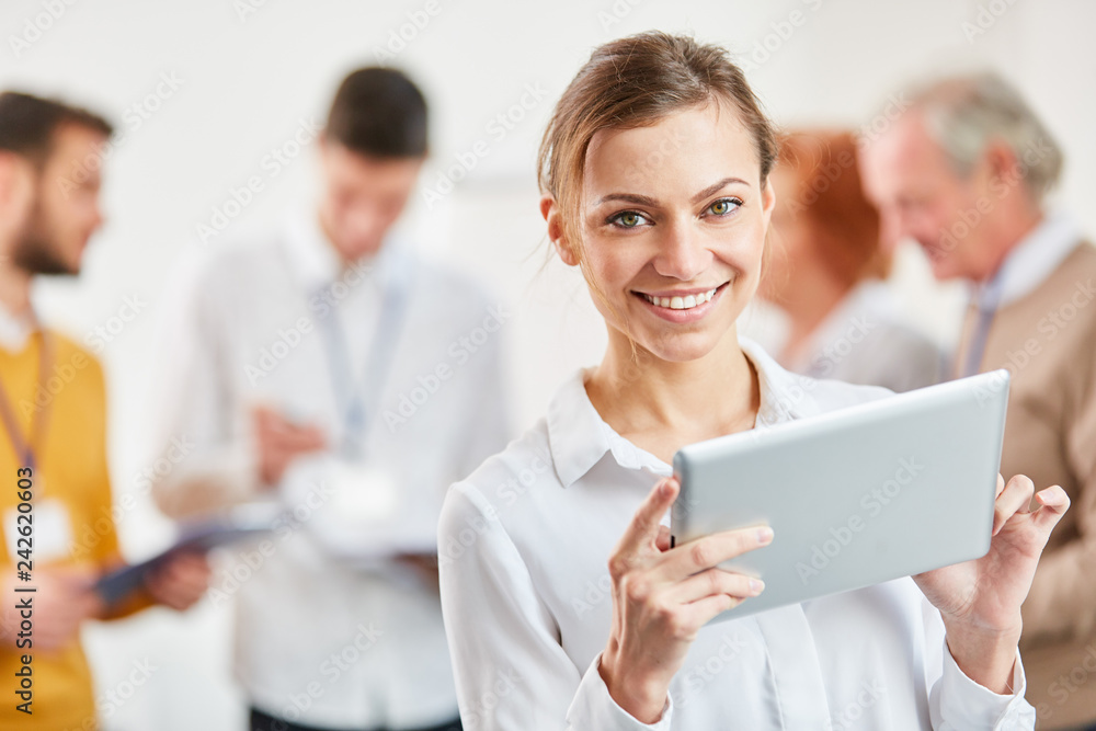 Start-Up Geschäftsfrau mit Tablet Start-Up Geschäftsfrau mit Tablet