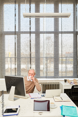 Älterer Geschäftsmann arbeitet im Büro