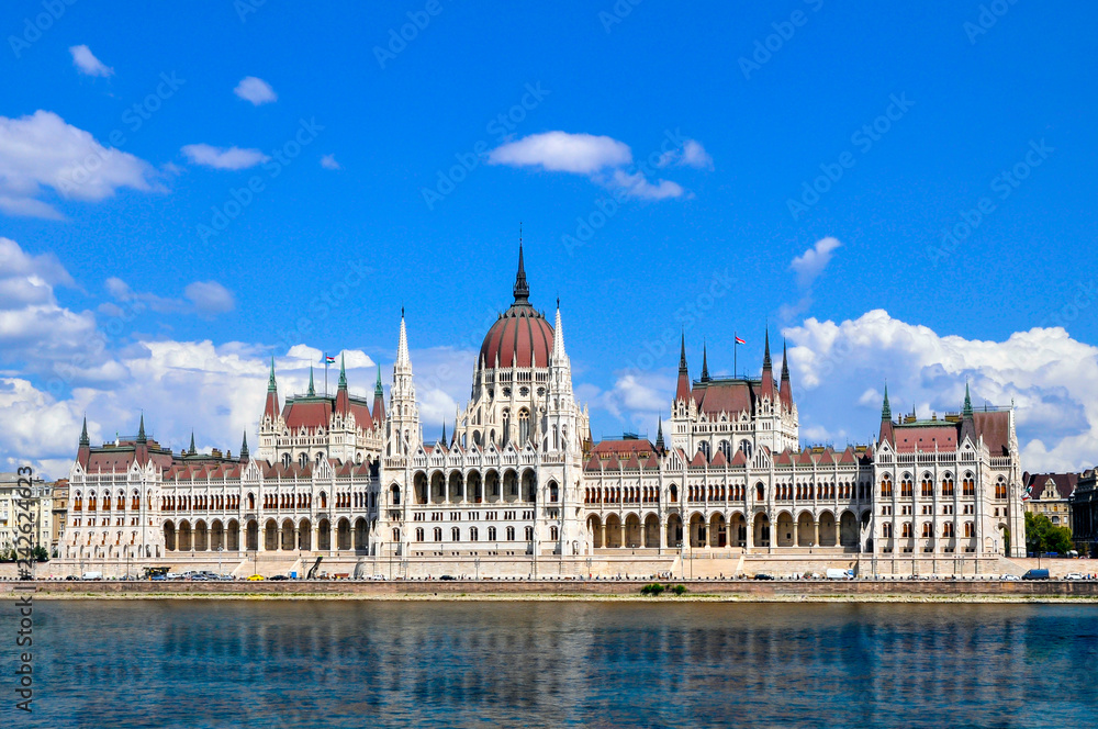 Parlament węgierski widziany od frontu z brzegu Dunaju w słoneczny dzień
