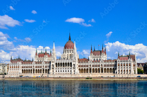 Parlament węgierski widziany od frontu z brzegu Dunaju w słoneczny dzień