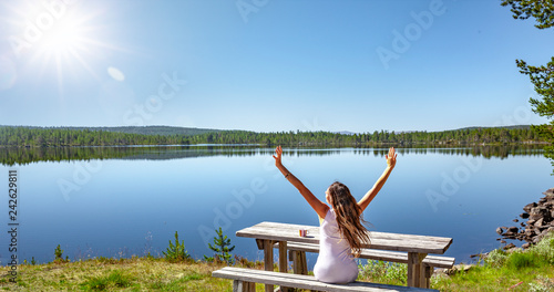 Glückliche Frau am See