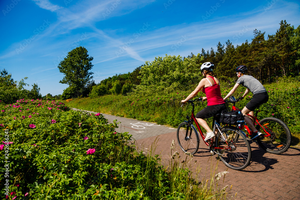 Obraz premium Healthy lifestyle - people riding bicycles